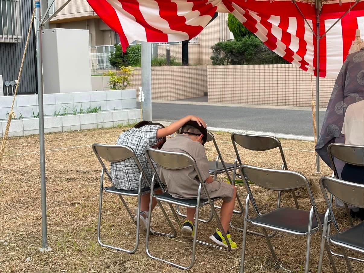 地鎮祭を行った一家。子どもたちをよく見ると→まさかの光景に…「めちゃくちゃおもろい」「絶妙なタイミング」「かわいすぎww」