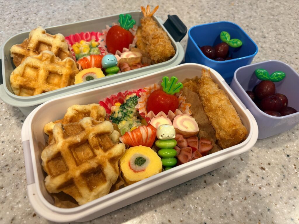 冷凍ワッフルを入れたお弁当（＠are_0x0さんより提供）