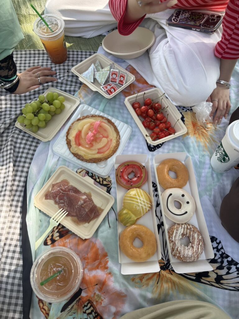 ピクニックの様子（＠_mirestagram_さんより提供）