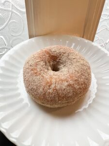 客「ドーナツ12個買ったのに10個しかなかった」店員「！？」しかし→直後、消えたドーナツのまさかの行方に…「予想外すぎる」「クレームかと思いきやww」「ドキドキした」
