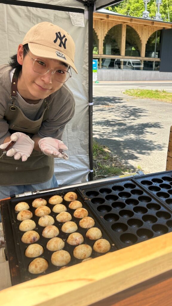 たこ焼きを焼く旦那さん③（＠kandaya_yusuharaさんより提供）