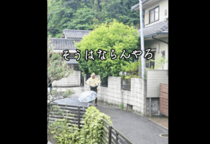 雨の日、2歳孫と出かけたじいじ。→しかし直後……まさかの光景に「おもろすぎる笑」「可愛いww」「最高」