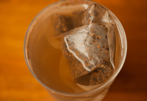 妻「子ども用の麦茶買ってきて」夫「分かった」→帰宅後、夫が手にしていたモノに「そっちだったかぁ…w」「紛らわしいw」「た、大量だぁ」