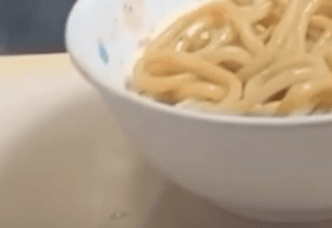 4、2、1歳を連れて“ワンオペで”ラーメン屋に行った夫。送られてきた連絡を見ると……まさかの光景に「パパ勇者」「マジ凄すぎる！」