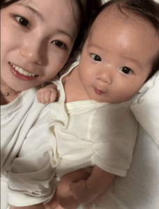 生まれたばかりの赤ちゃん。その28年前…生まれたばかりの母の姿に「こんなに似てるの！？？」「ほんとそっくり」「かわいいー！」