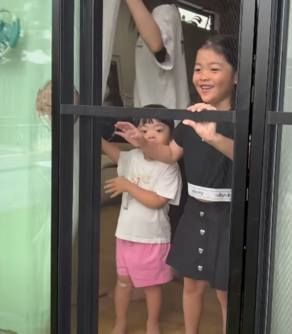庭に突如現れた“まさかのモノ”に娘たちが…→大喜びで飛びつく姿に29万再生『これは嬉しいだろうね』『羨ましいです!』