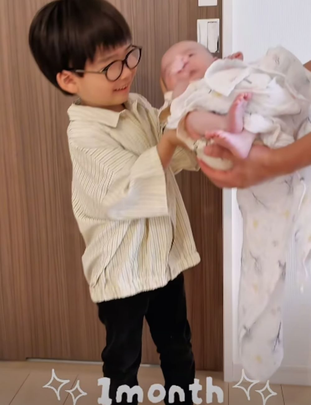 弟を抱っこする5歳兄。→成長した2人の現在…”まさかの様子”に240万再生「泣いた…!」「ぜひ、結婚式で」「ずっといい兄弟でいてね!」