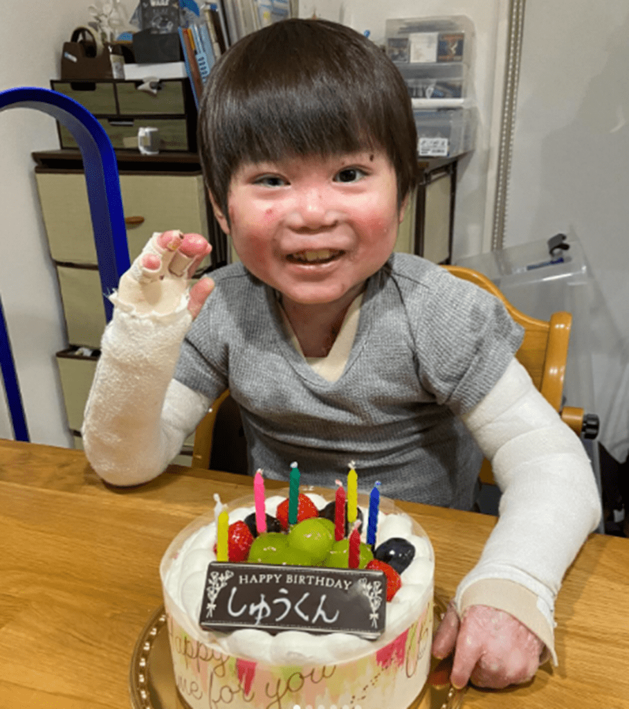 8歳の誕生日①（＠mitsuki0807riku0905shuさんより提供）