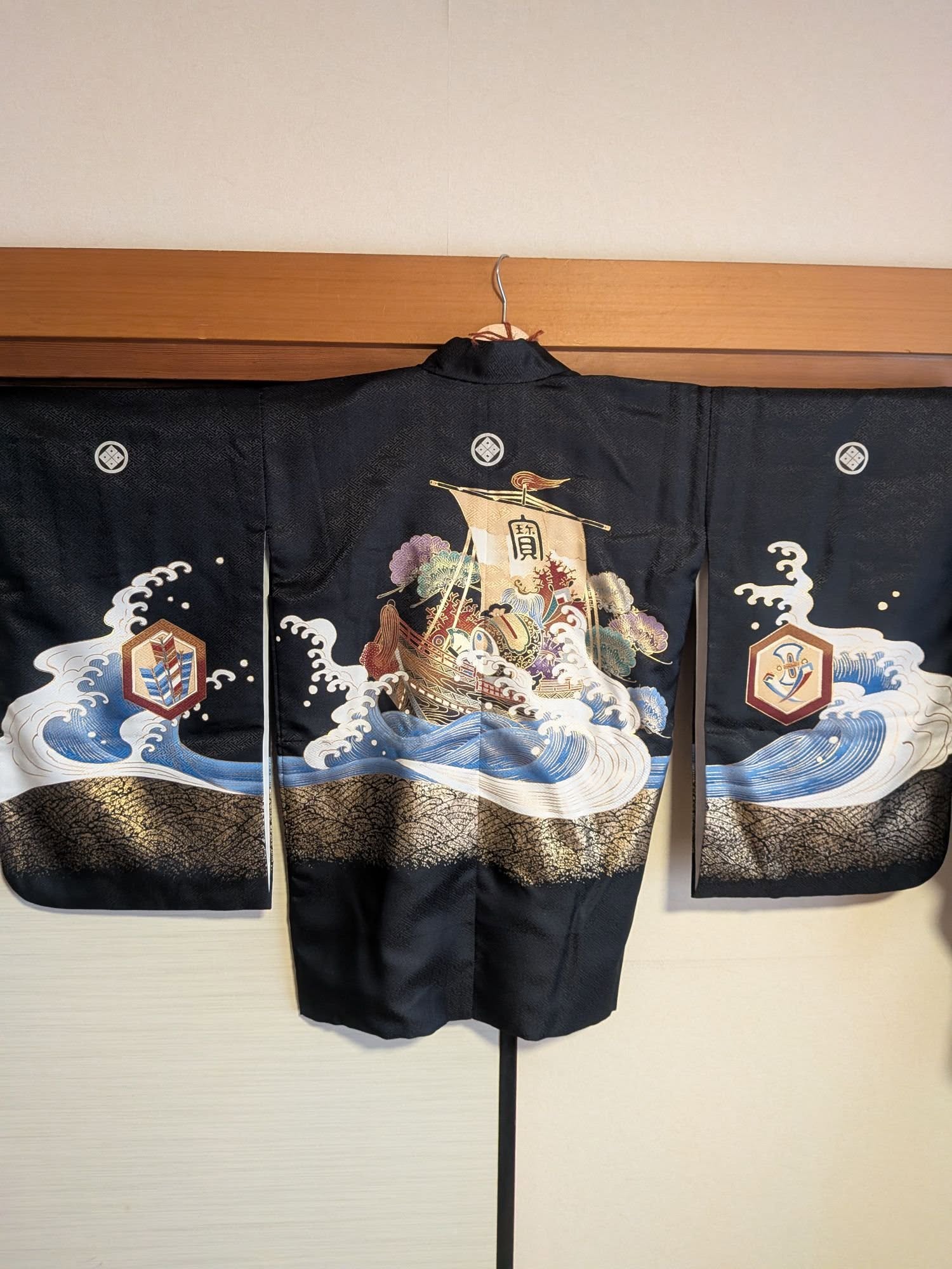 メルカリで“2,500円の傷アリ着物セット”を購入。しかし開けると……「出品者さああああああん！！！」まさかの光景に「宝船！」「すごく立派ぁ！」「めちゃめちゃカッコいい」