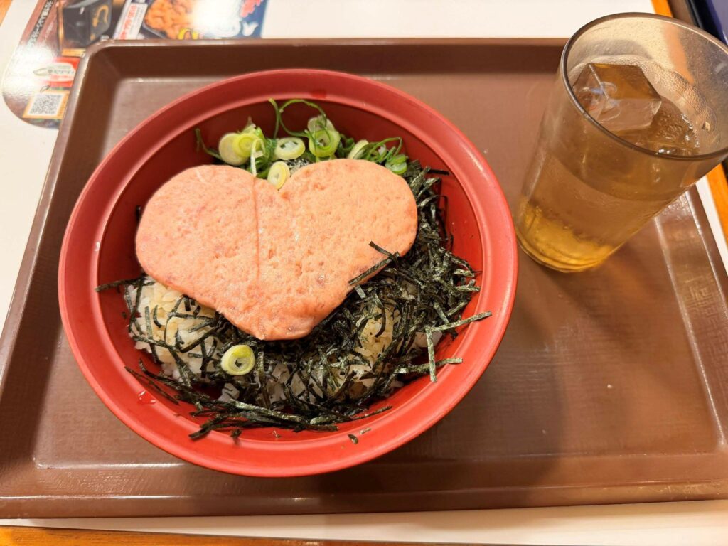 ハート型のまぐろたたき丼①（＠geboku3_touketuさんより提供）