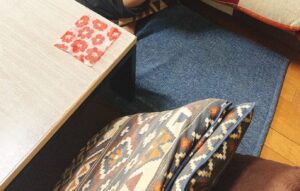 リビングで家事をしていた母。ふと、高2息子を見てみると→まさかの光景に…「前世ネコ」「曲芸の域！」「どうなってるの！？」