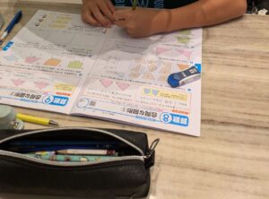 夏休みの宿題をする小5息子に違和感。→直後、母がみた『衝撃的すぎる姿』に…「息子くんサイコーww」「吹き出しちゃいましたww」