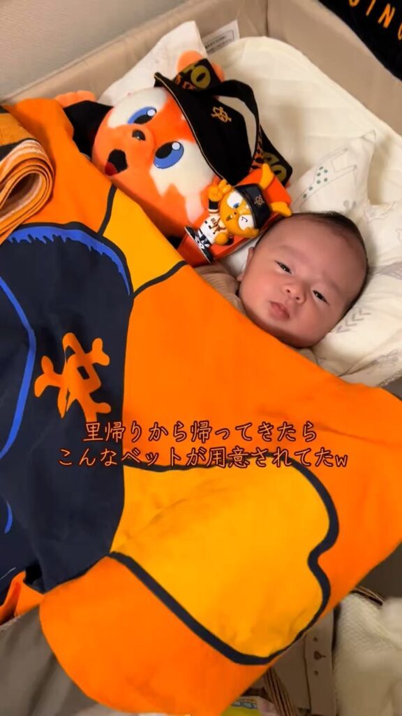 ジャイアンツグッズで埋め尽くされたベビーベッド①（＠igarashifamilyさんより提供）