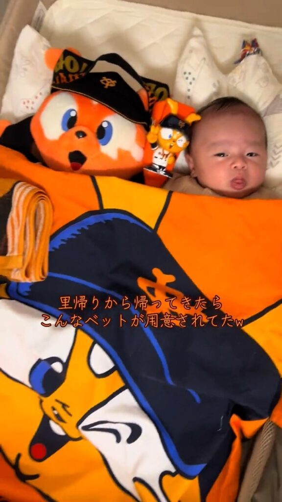 ジャイアンツグッズで埋め尽くされたベビーベッド②（＠igarashifamilyさんより提供）