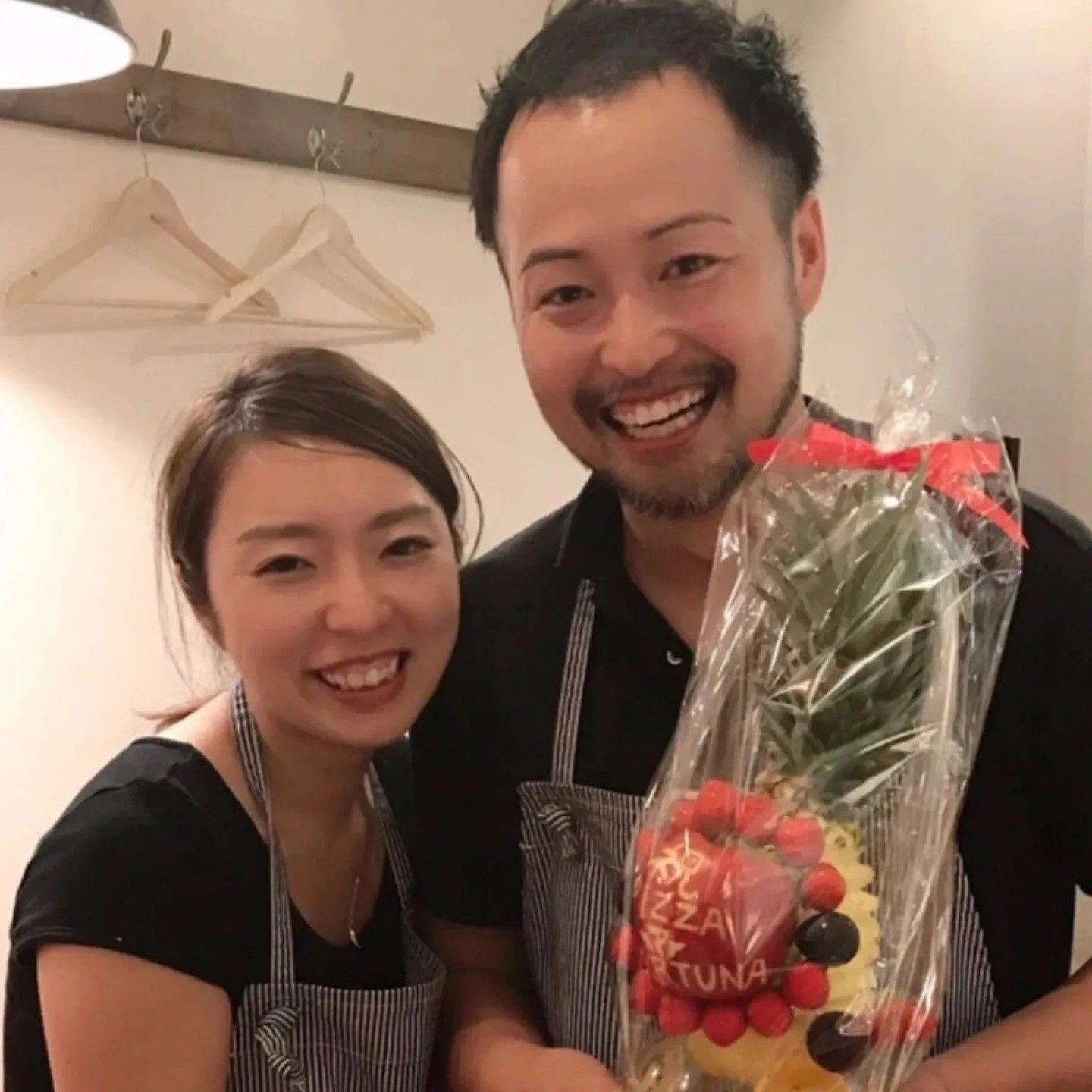 スポーツバーで出会った店員とお客さん。→8年後、2人の“まさかの姿”に…「素敵な笑顔！」「素晴らしい」「行ってみたいです！」