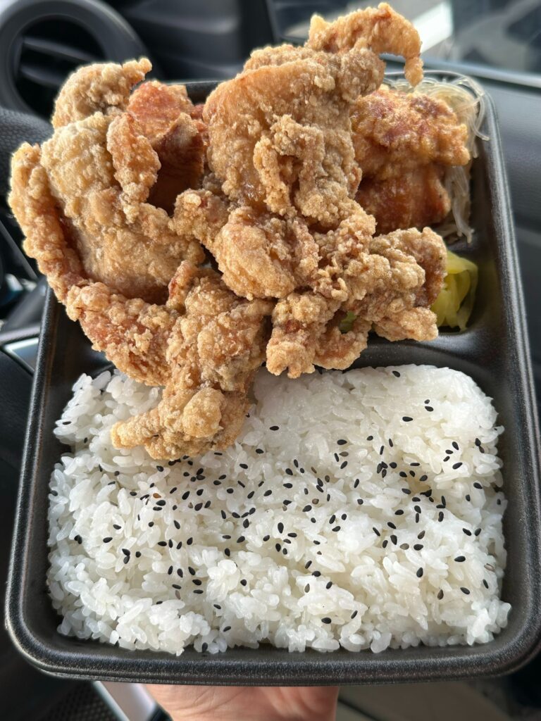 ダブルからあげ弁当①（＠shiorimalooさんより提供）