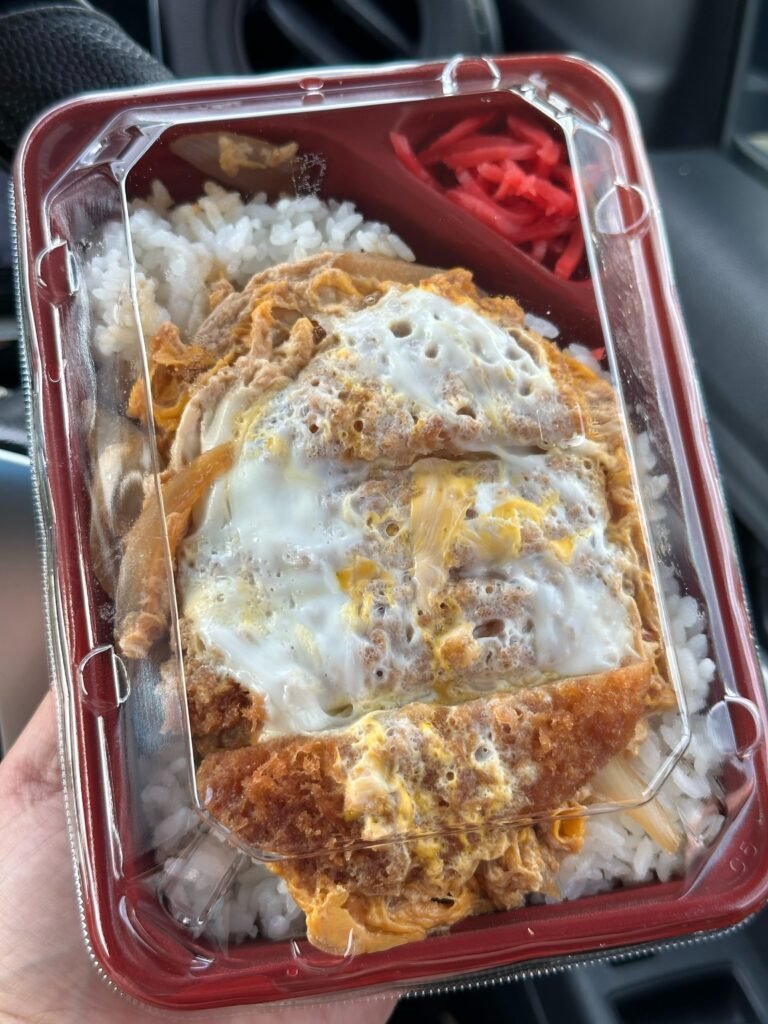 カツ丼①（＠shiorimalooさんより提供）