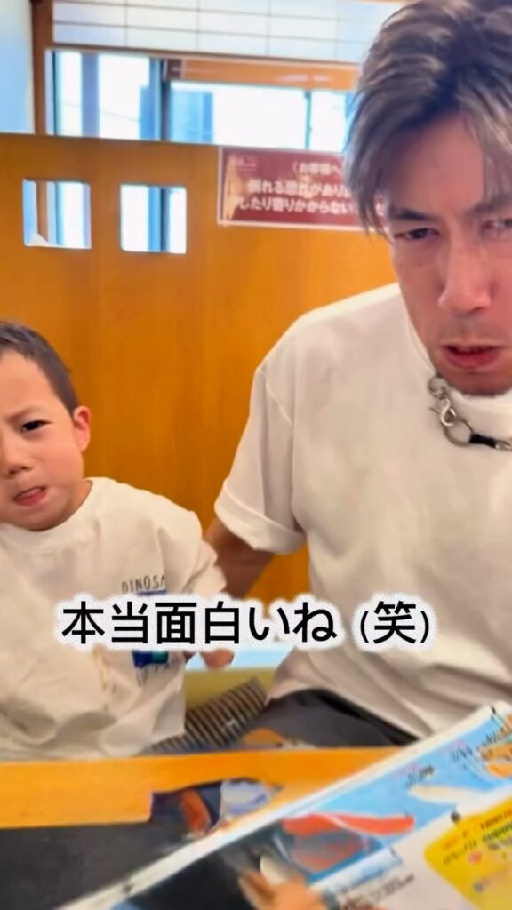 親子でゴリラの真似をする様子①（＠57and4さんより提供）