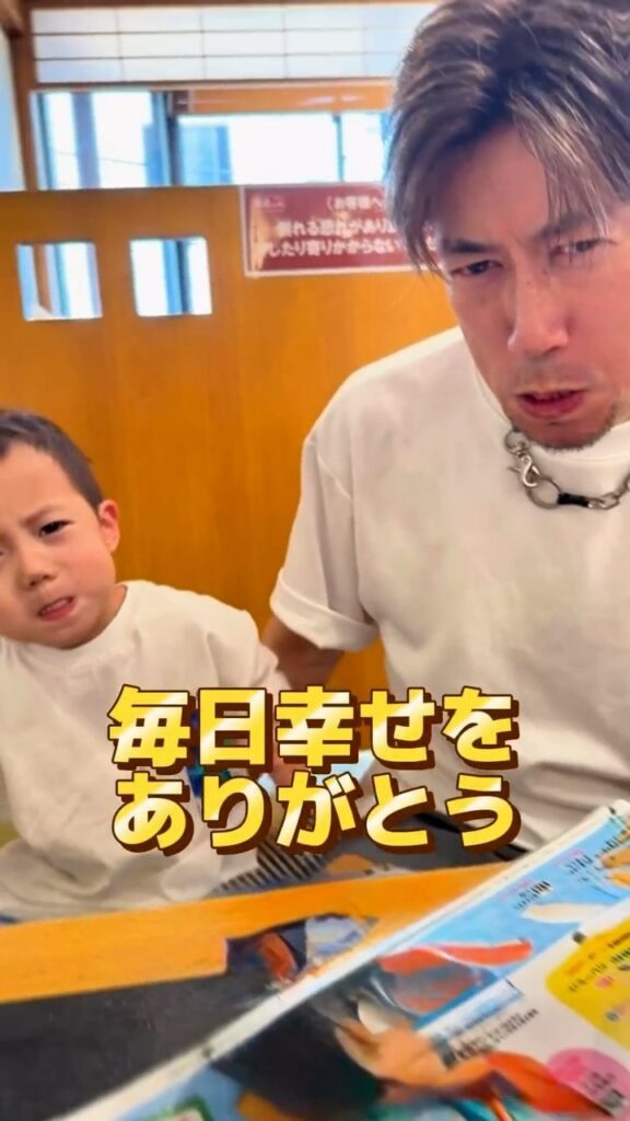 親子でゴリラの真似をする様子②（＠57and4さんより提供）