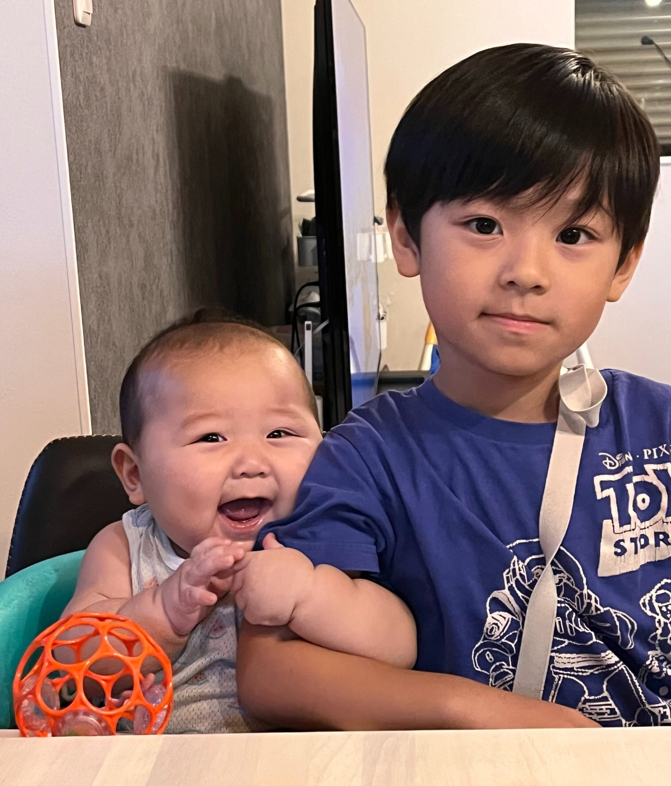 笑顔で写真に写る5歳の男の子。しかし→隣をよく見ると…「くあー！」「かっっっっわいい」「癒されました…！」「10年後もみたい」