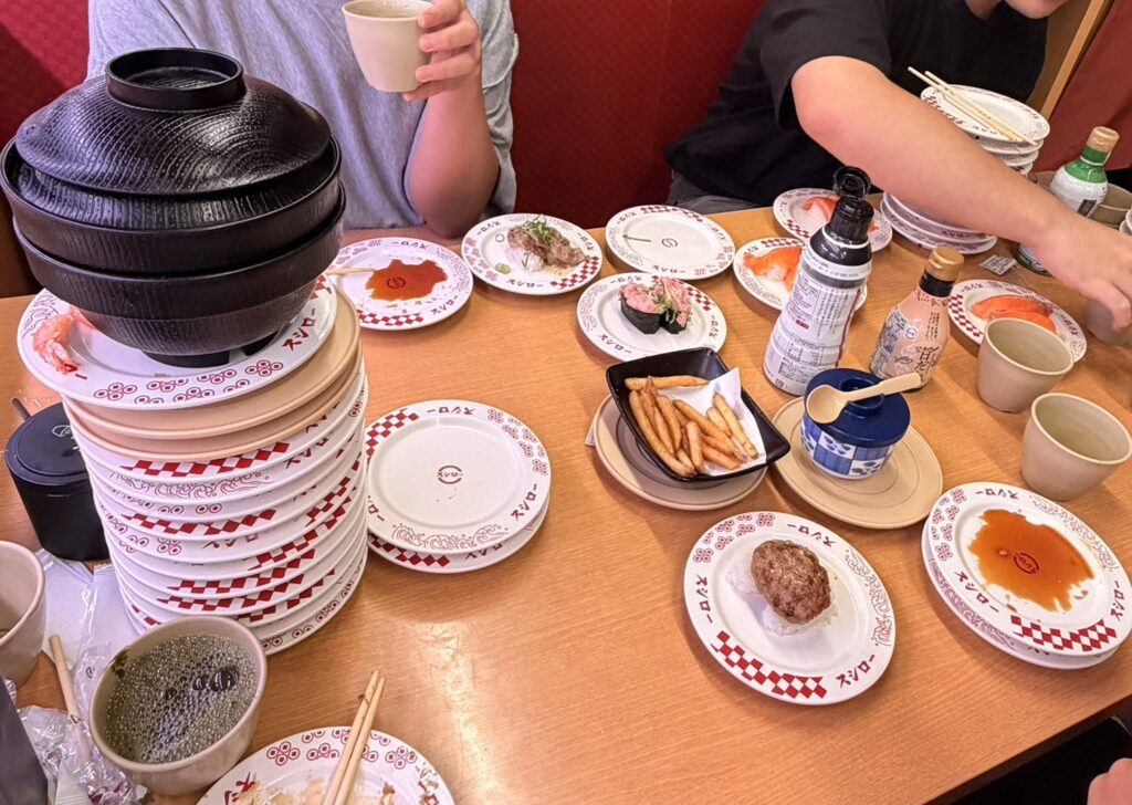 スシローでの食事の様子②（＠mykk8109さんより提供）