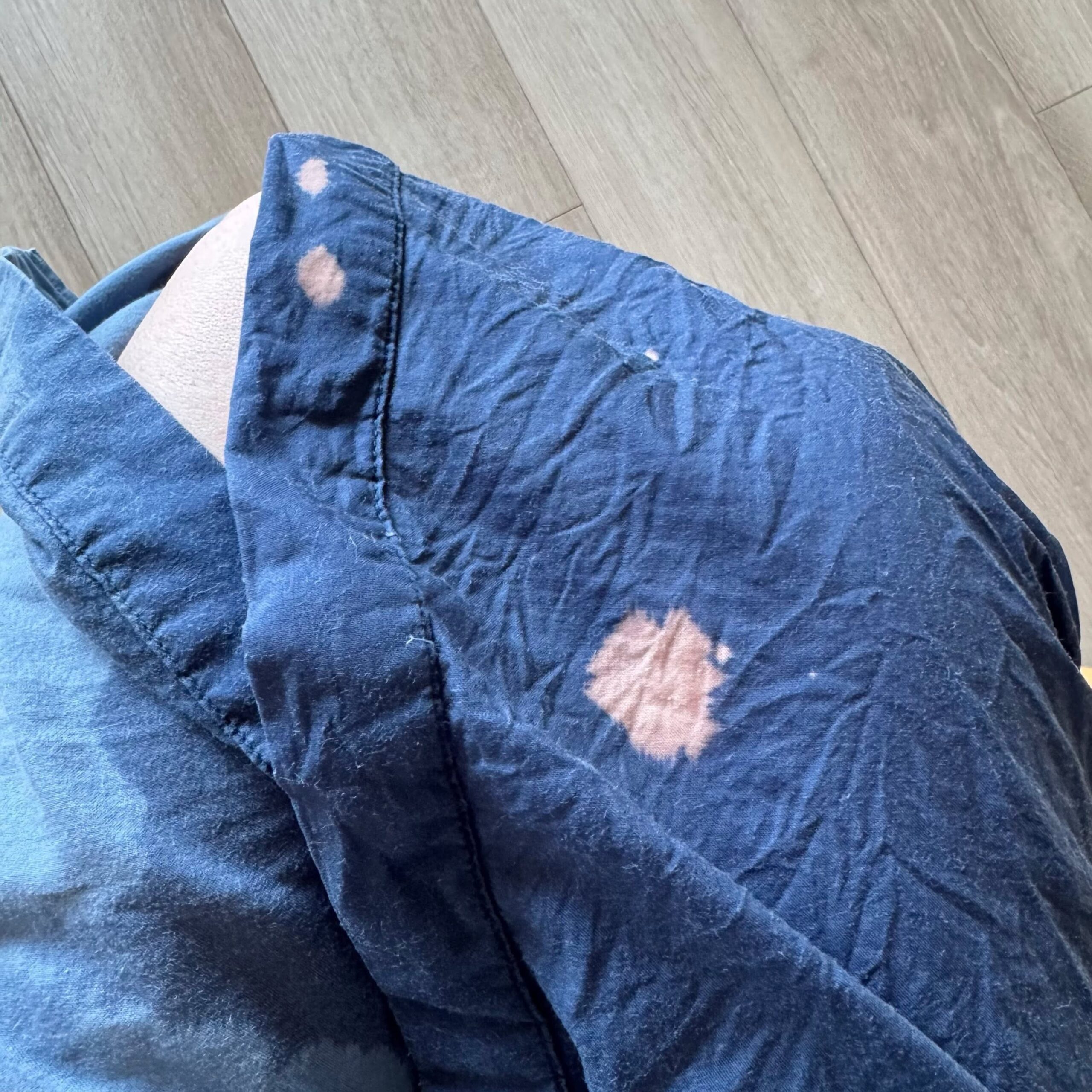服にシミを付けてしまった妻「ショック…」夫「任せろ！」→2日後、渡された服を見ると…「え？はじめて？えっ？！」「えぐい！」「誰でもできることじゃないw」