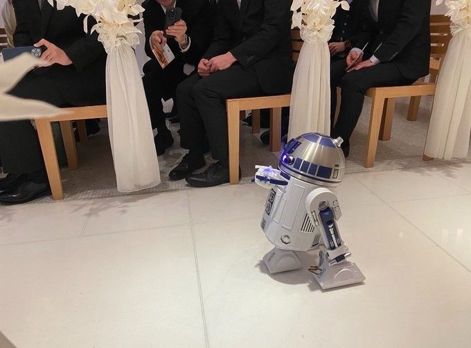 リングボーイを務めたR2-D2型のロボット（＠koseee_さんより提供）