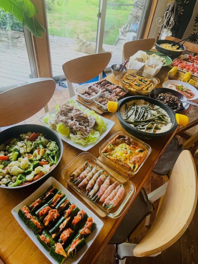 食卓に並んだ料理①（＠makiforkidsさんより提供）