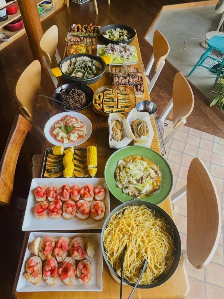 食卓に並んだ料理②（＠makiforkidsさんより提供）