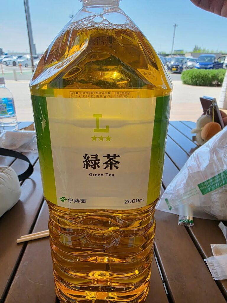 奥さんが買ってきた2リットルの緑茶（＠eternal_wind67さんより提供）