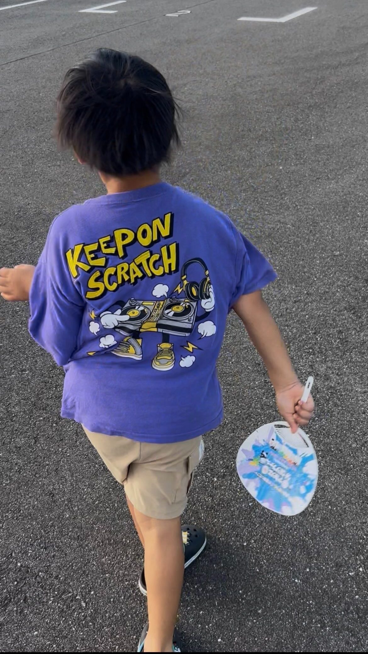 7歳息子のTシャツを強力洗剤で洗ってしまった結果…息子が大号泣した光景に「これはこれでおしゃれ」「古着っぽくてカッコ良い！」