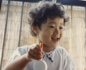 カーリーヘアで「海外にルーツがある？」と言われていた少女「みんなと違うことがコンプレックス」→しかし…20年以上たった現在の様子に「素敵」「似合ってる」