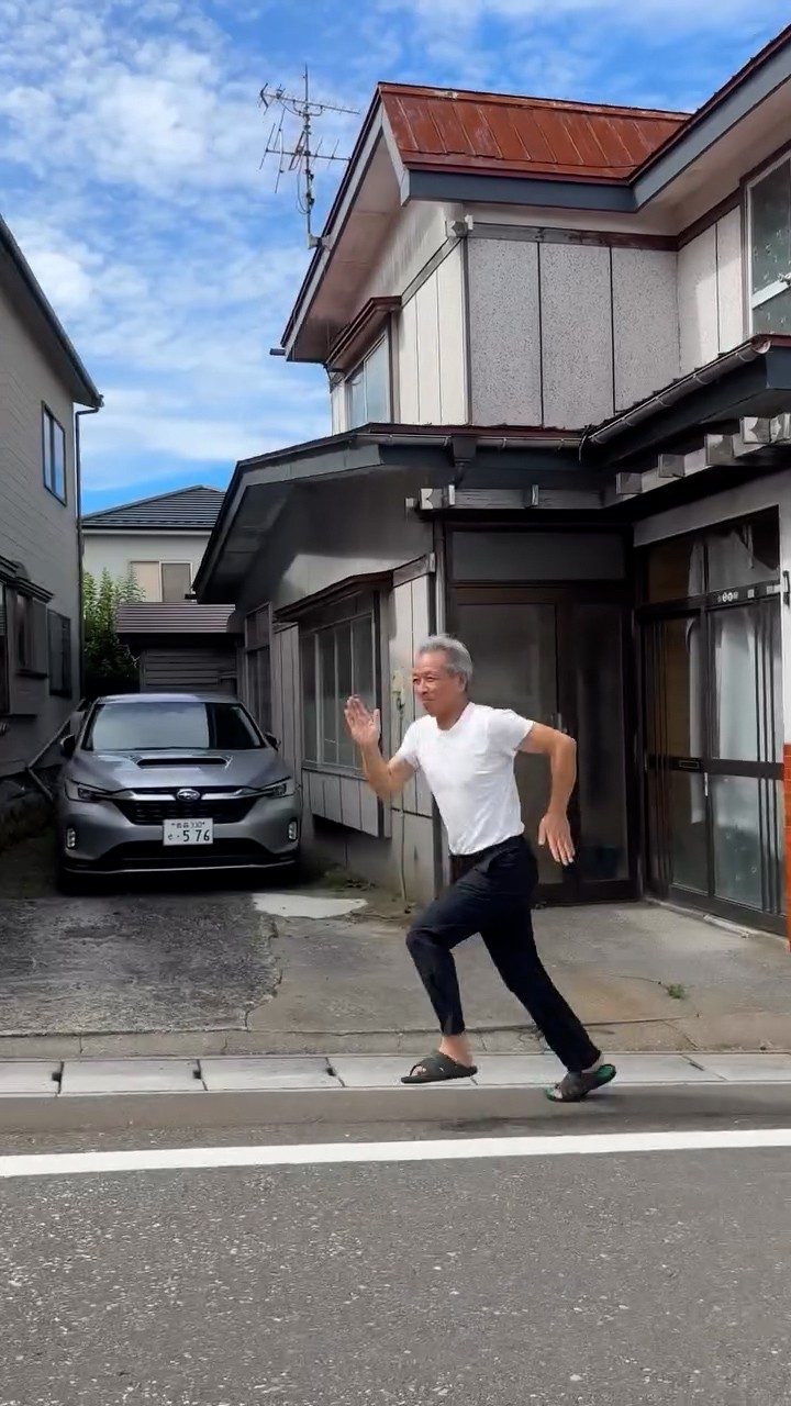 孫を見送る69歳のおじいちゃん　しかしその瞬間…！？驚きの姿に「凄過ぎてAIかと思いました」「じーちゃん最高！！」