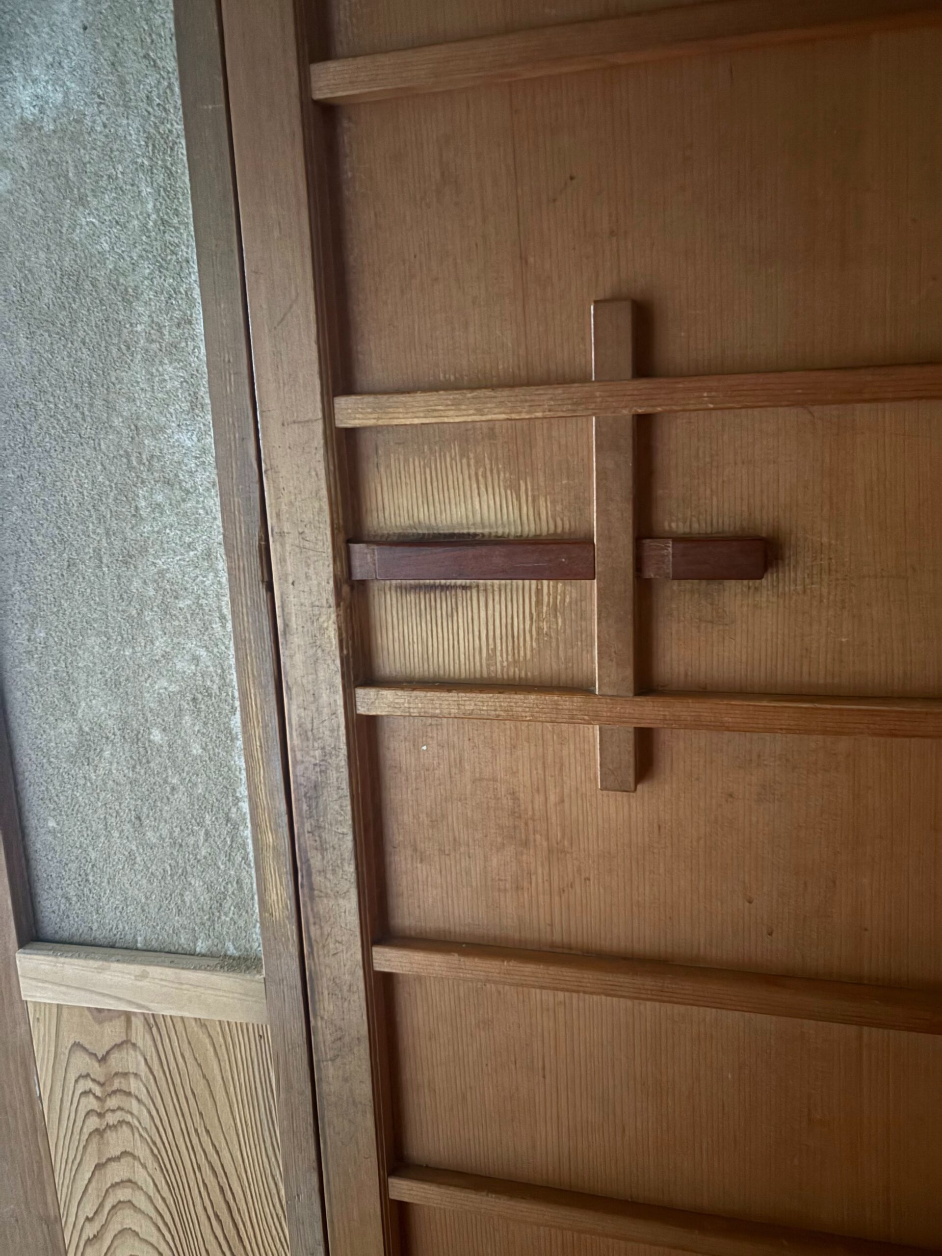 実家のトイレのドアの鍵に違和感→よく見ると……「なかなか珍しいよね？？」まさかの光景に「職人技ですね」「懐かしい」