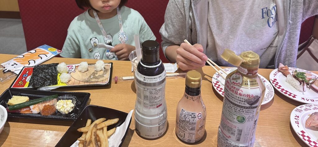 家族3人での食事の様子②（＠papa_ehon_laboさんより提供）