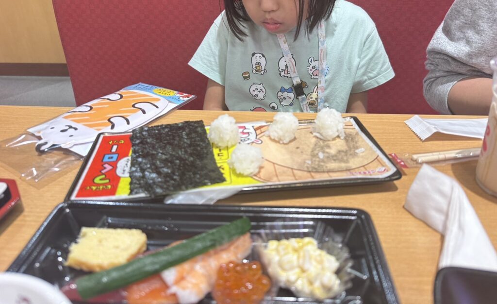 家族3人での食事の様子③（＠papa_ehon_laboさんより提供）