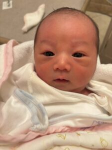看護師に「イケメンになるよ」と言われていた赤ちゃん。成長した現在のまさかの姿に…「キラキラしてる」「綺麗」「イケメン！！」