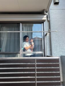 夫に生後4ヶ月の息子を預けて外出した妻。→帰宅後…”まさかの光景”に「すべてが…！眩しすぎて…！」「旦那様、高橋一生にめっちゃ似てますね…！？」
