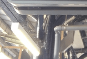 駅の電光掲示板に違和感。→よく見ると……思わず二度見してしまう”驚きの光景”に93万表示「なんだこれ！？」「壊れちゃった？」