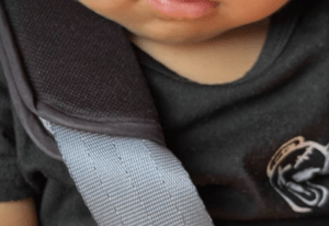怪我をした4歳娘。直後、それを見た2歳息子の“衝撃の行動”に…254万回表示「凄い配慮（笑）」「お顔はかなり重症レベル」