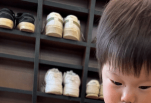 ママが保育園へお迎えに→2歳息子を見たら……「先生とめっちゃ笑った」まさかの姿に「幼児しか許されないヤツww」「大渋滞すぎるw」