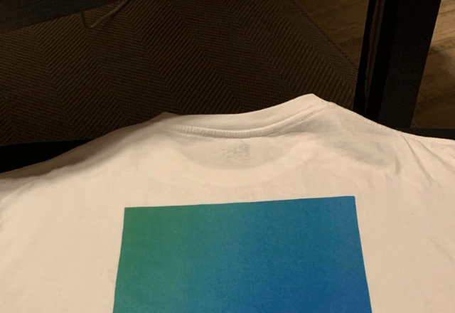 リサイクルショップで500円で買ったTシャツ。しかし書かれていた英字をよく見ると→「500円で良かったの？」まさかの光景に「グッズ整理で売った人かも」「保存状態いい」