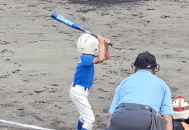 野球の練習中、お腹にボールが当たった8歳息子。その後、寝たきりになってしまい→「怪我は治ったのに…」原因不明の病と向き合った家族に迫る。