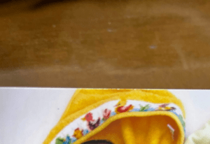 保護者会で…隣のお母さんの視線に違和感。何かと思ったら→目撃した”まさかの光景”に「まさか！？」「そんなことってあるんですね！ww」「半信半疑になるわw」