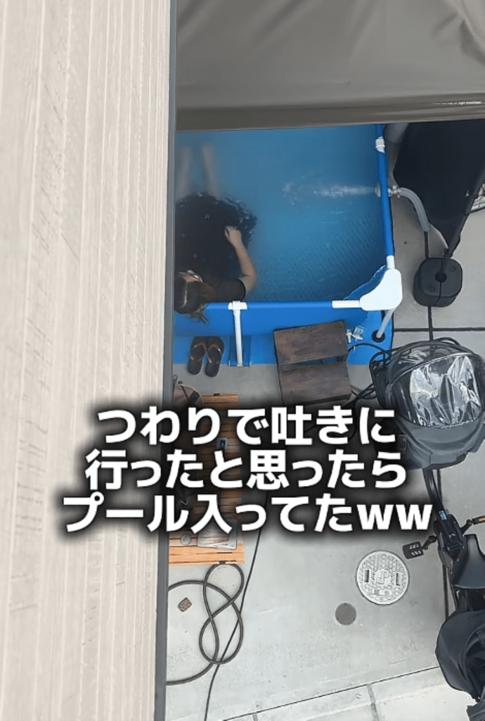 プールに入る奥さん①（＠bell_arifamilyさんより提供）