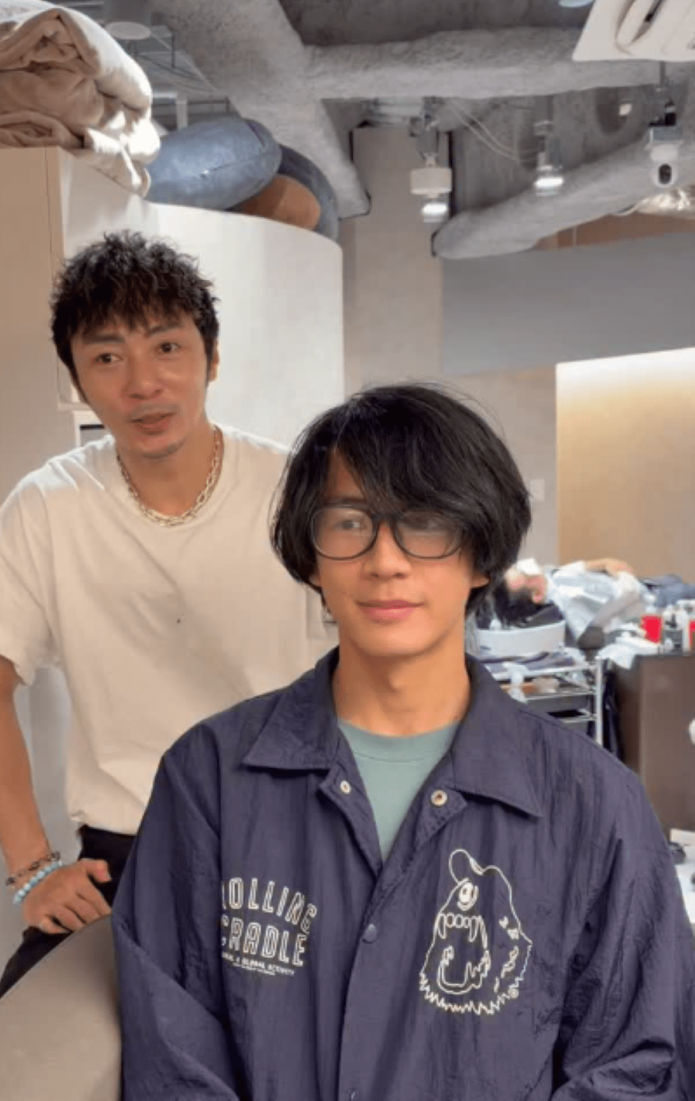 片思いしていた後輩に振られた男性。プロに任せた結果→大変身した“衝撃の姿”に…「えええーーー！」「めちゃくちゃ別人！」「俳優とかモデルになれそう」