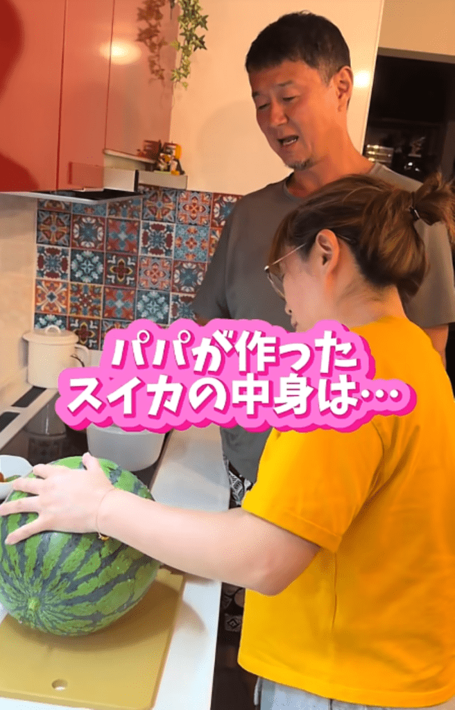 スイカを切る様子①（＠warotta_officialさんより提供）