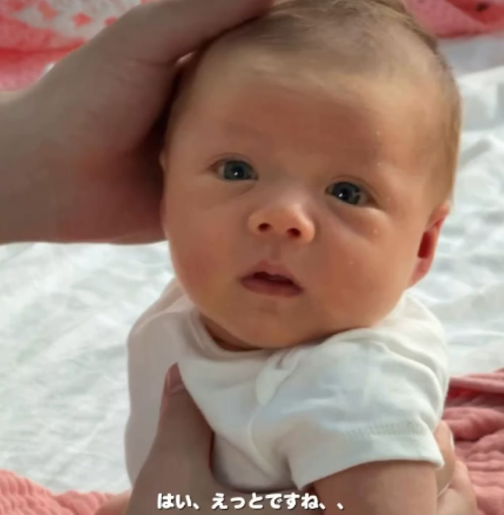 生まれたばかりの赤ちゃん、家に帰ると……「やばい奴がいた」まさかの光景に「朝から笑いましたw」「おもしろすぎます笑」