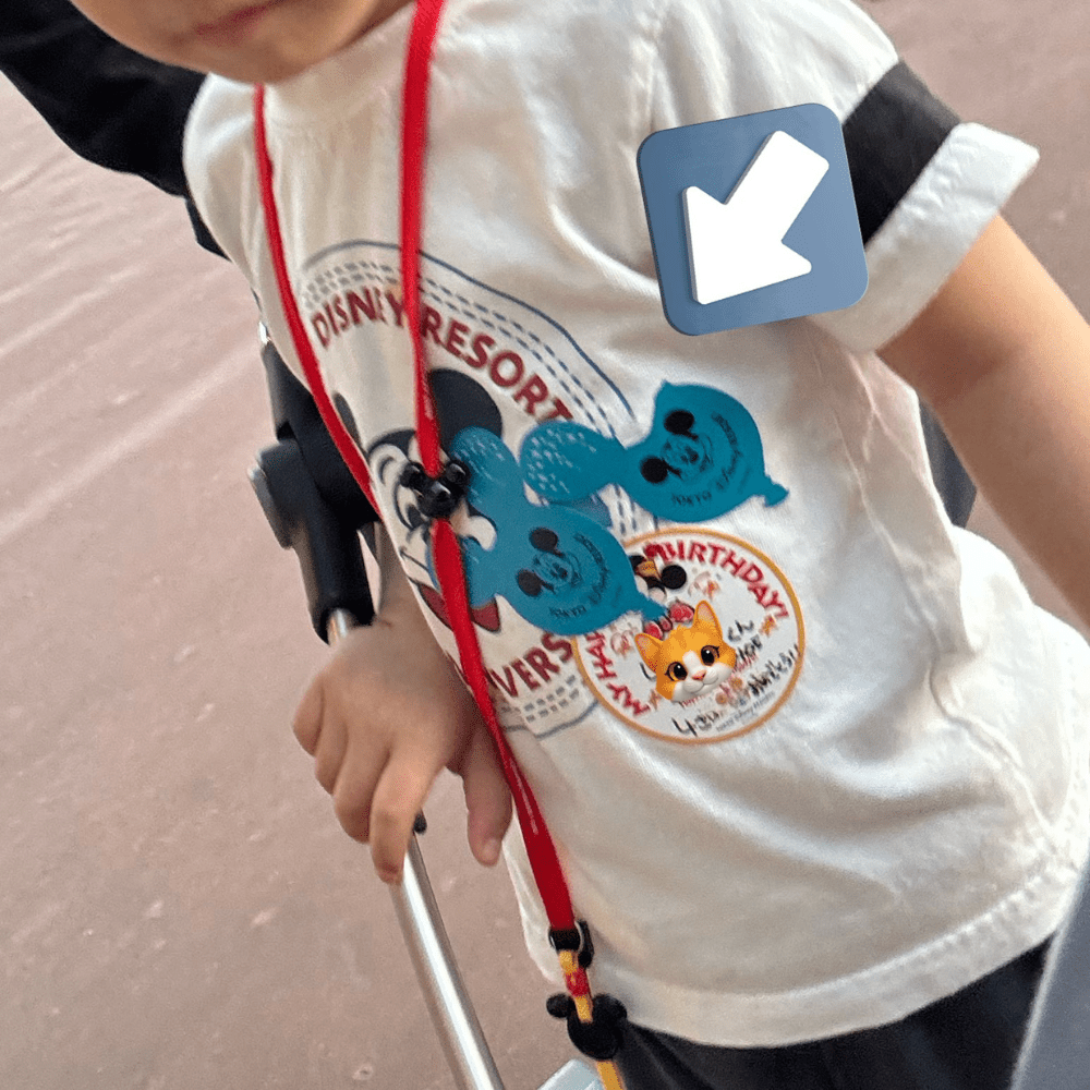 テーマパークで貰ったシール　破れていたまさかの理由に「尊すぎる」「可愛すぎで泣きました」