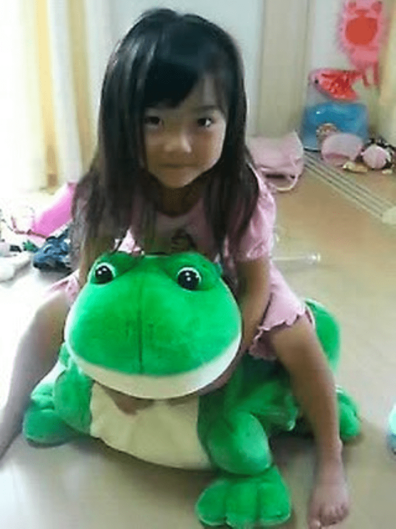 ぬいぐるみと一緒に写る4歳の女の子。19年後の現在の姿に…「わー！！」「そのまま美人に成長」「可愛い！！」